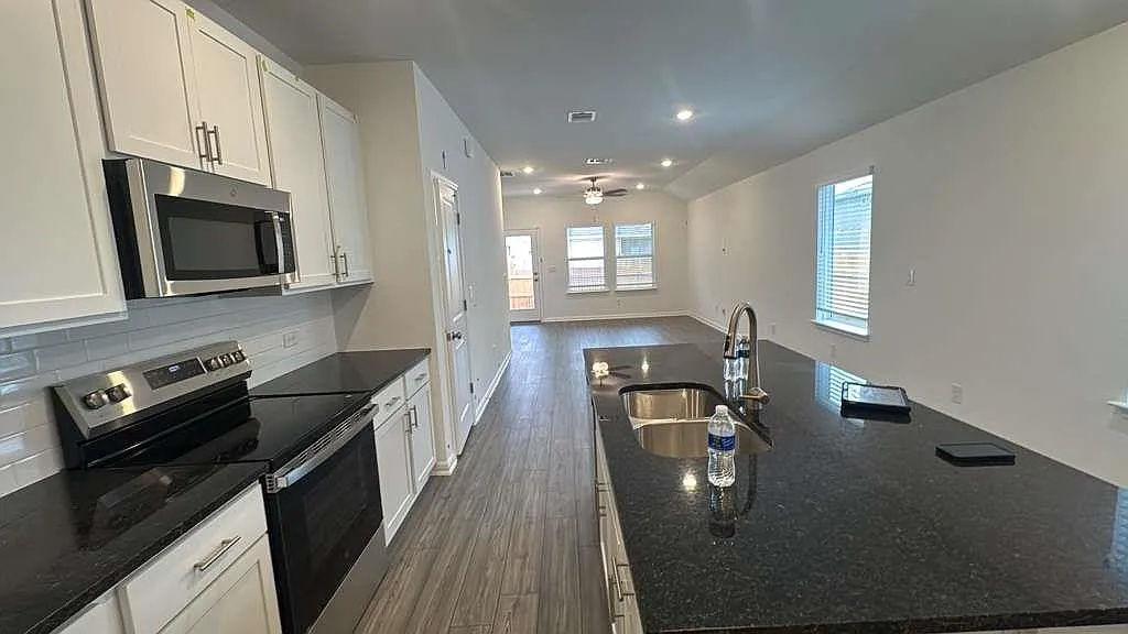 4 bed, 2.0 bath, 1637 sqft, $1,800 — Photo 3