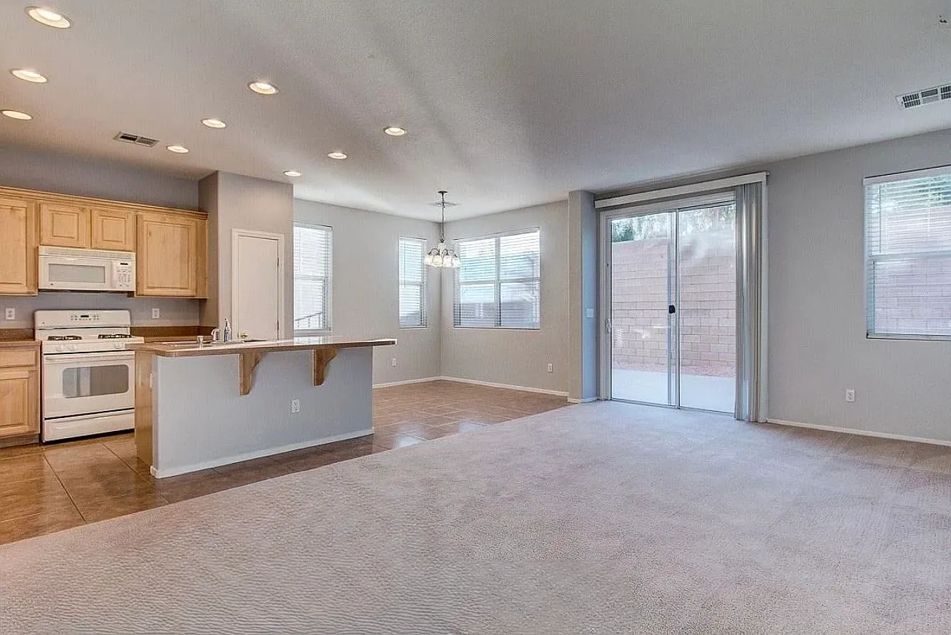 3 bed, 2.5 bath, 1949 sqft, $1,995 — Photo 1