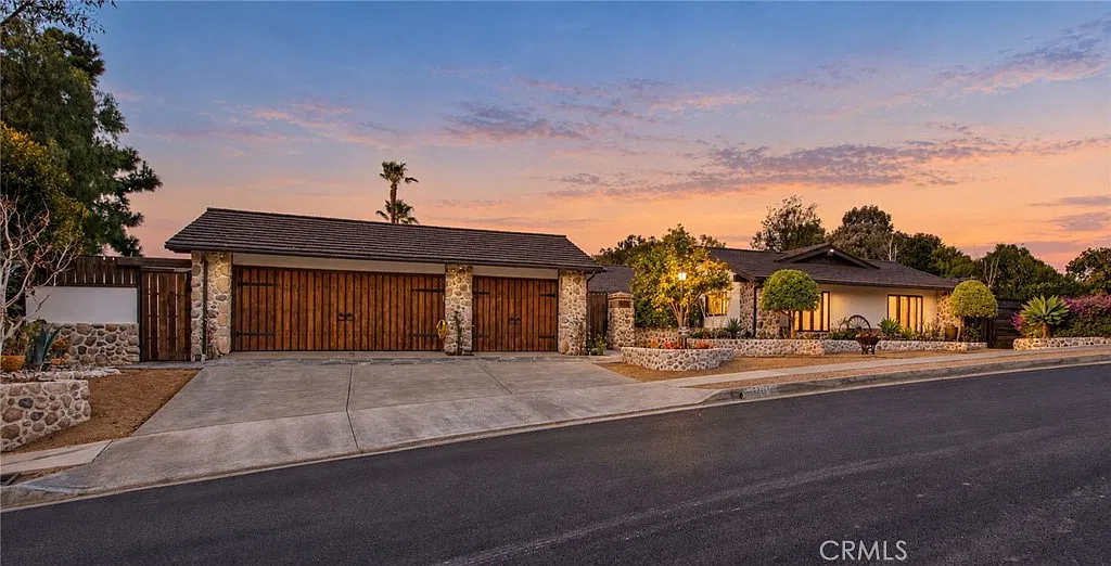 6 bed, 3.5 bath, 4162 sqft, $25,000 — Photo 1