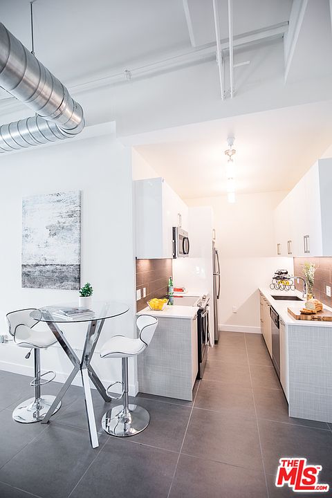 1st image of 939 S Broadway #408