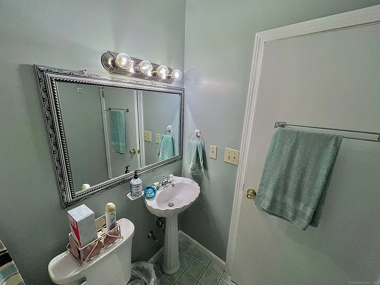 906 E Broadway — Photo 10