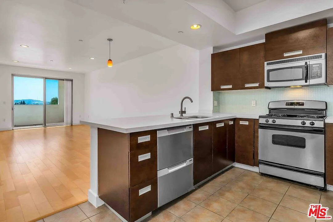 1 bed, 1.5 bath, 990 sqft, $2,845 — Photo 3