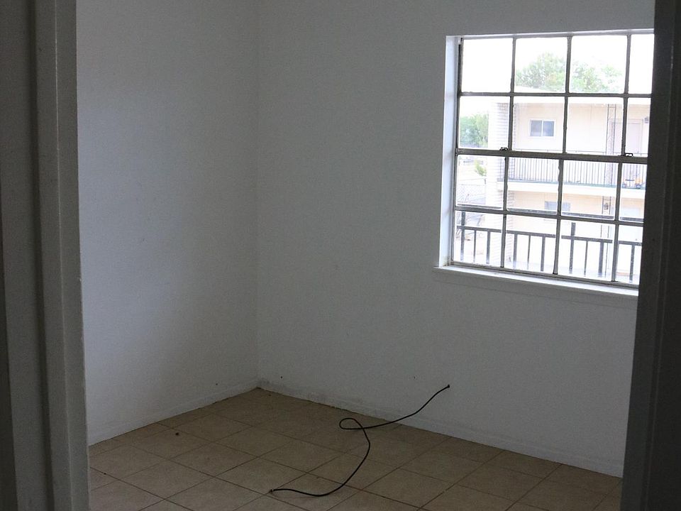 2nd image of 312 NE H Ave #7