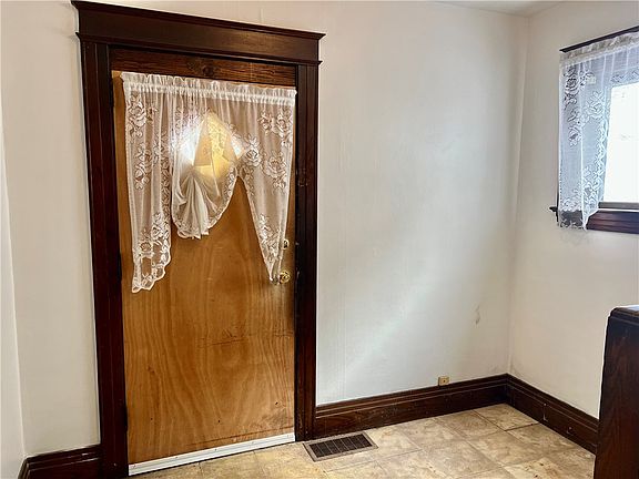 3rd image of 163 Winterroth St