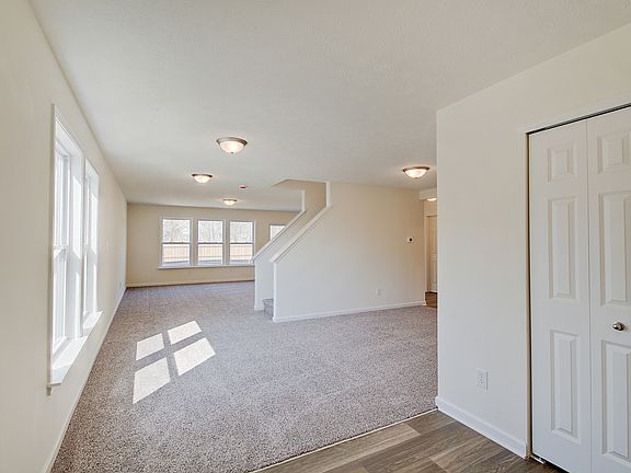 3rd image of 954 Amesbury Ct
