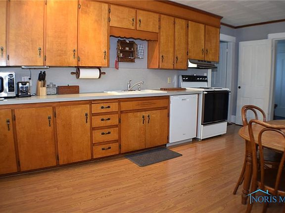 3rd image of 410 Maple St