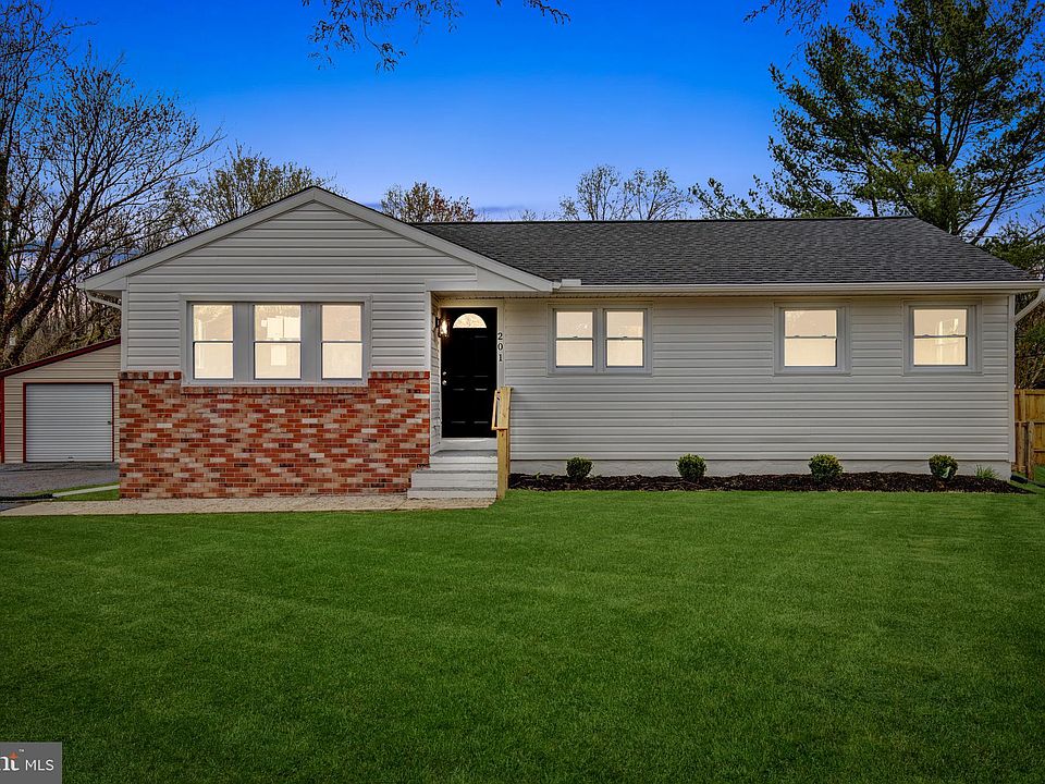 1st image of 201 Holly Oak Ln