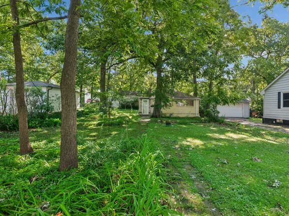 825 Kirkwood Ave, Winthrop Harbor, IL 60096