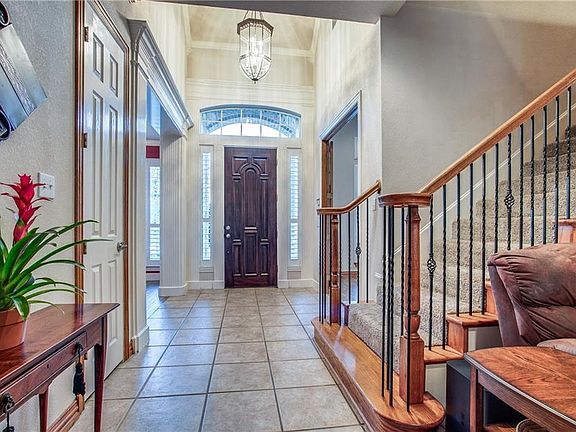 4th image of 8213 Thornbush Dr