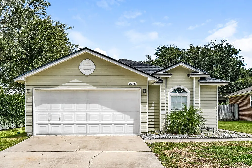 3 bed, 2.0 bath, 1630 sqft, $2,030 — Photo 1