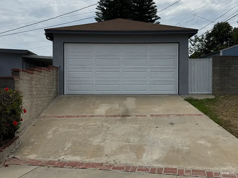 2333 Woods Ave — Photo 11