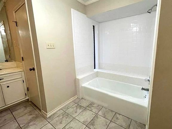 5th image of 42 Lanshire Dr