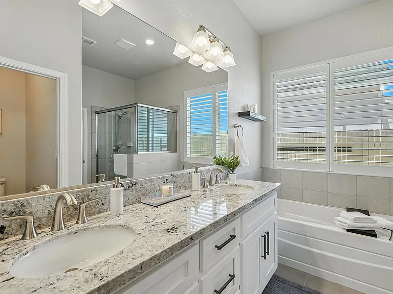 Master bathroom (2 sinks)