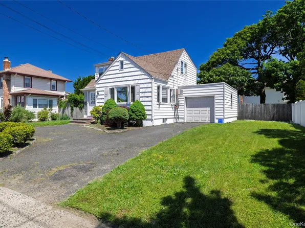 24 W Windsor Parkway, Oceanside, NY 11572