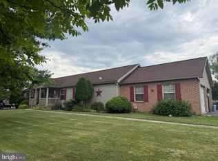 141 Hampton Dr, Chambersburg, PA 17202
