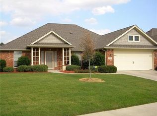 3925 Palomino Dr, Benbrook, TX 76116