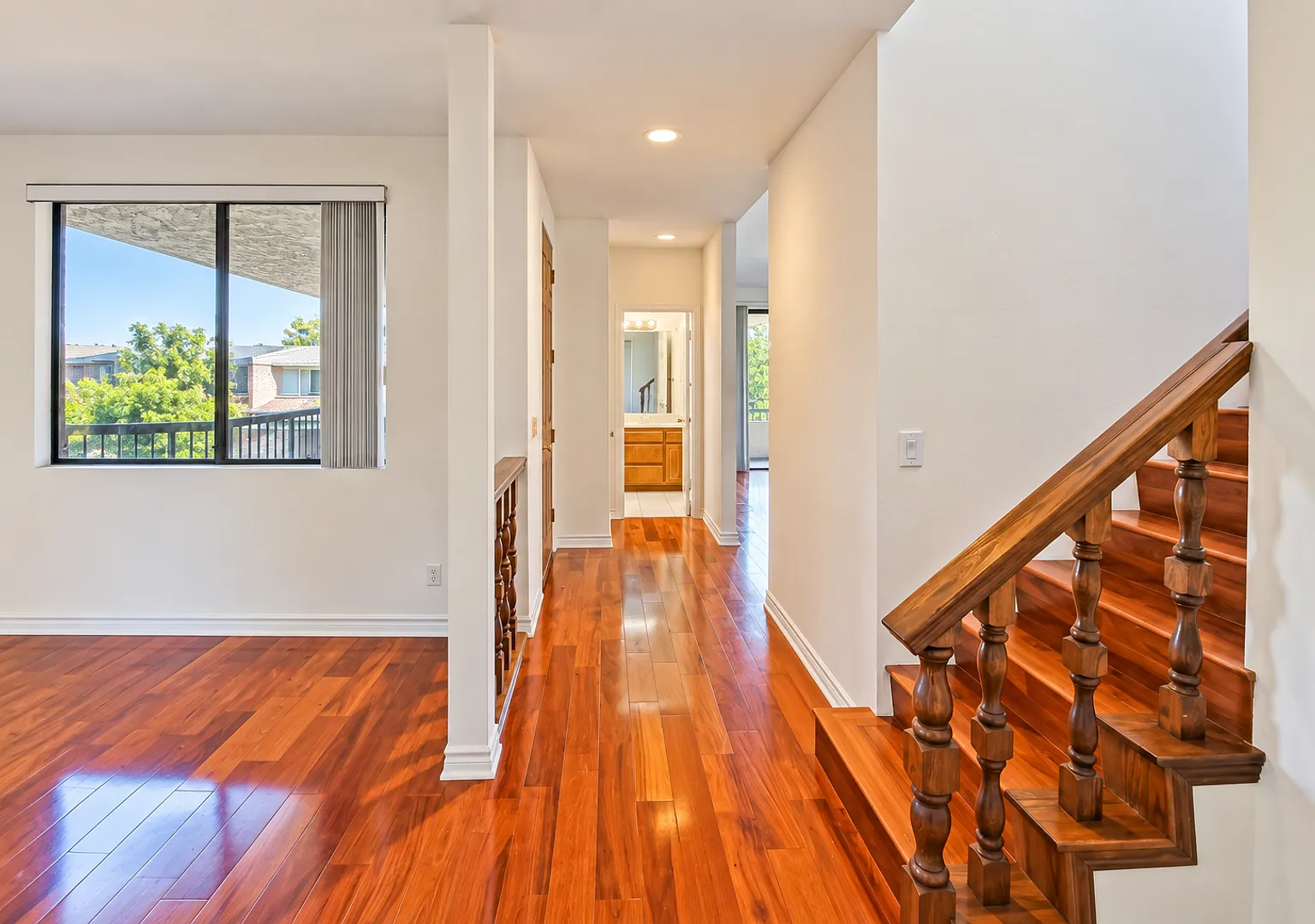 2-Story Penthouse 3br2.5ba W/ Loft! Bright & Spacious, Corner Unit Condo W/ Huge Private Rooftop ... — Photo 4