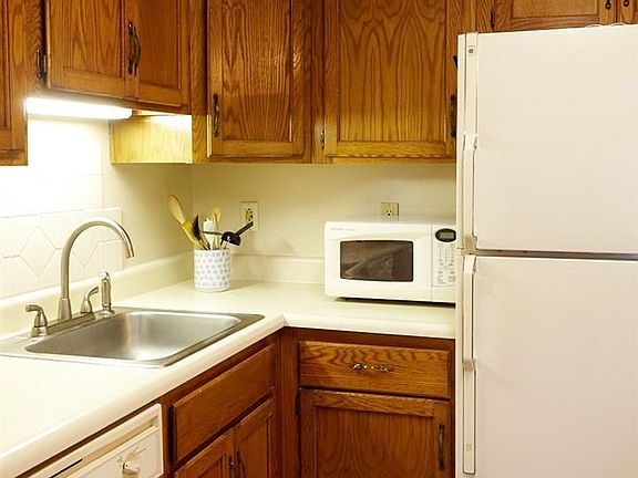 3rd image of 302 Briarwood Ct