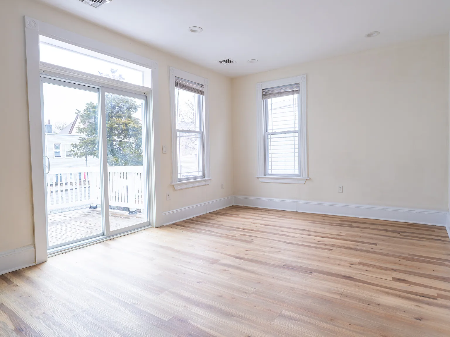 3 bed, 1000 sqft, $2,700 — Photo 1