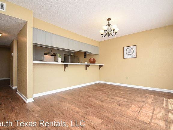2nd image of 1601 N De Leon St APT 4