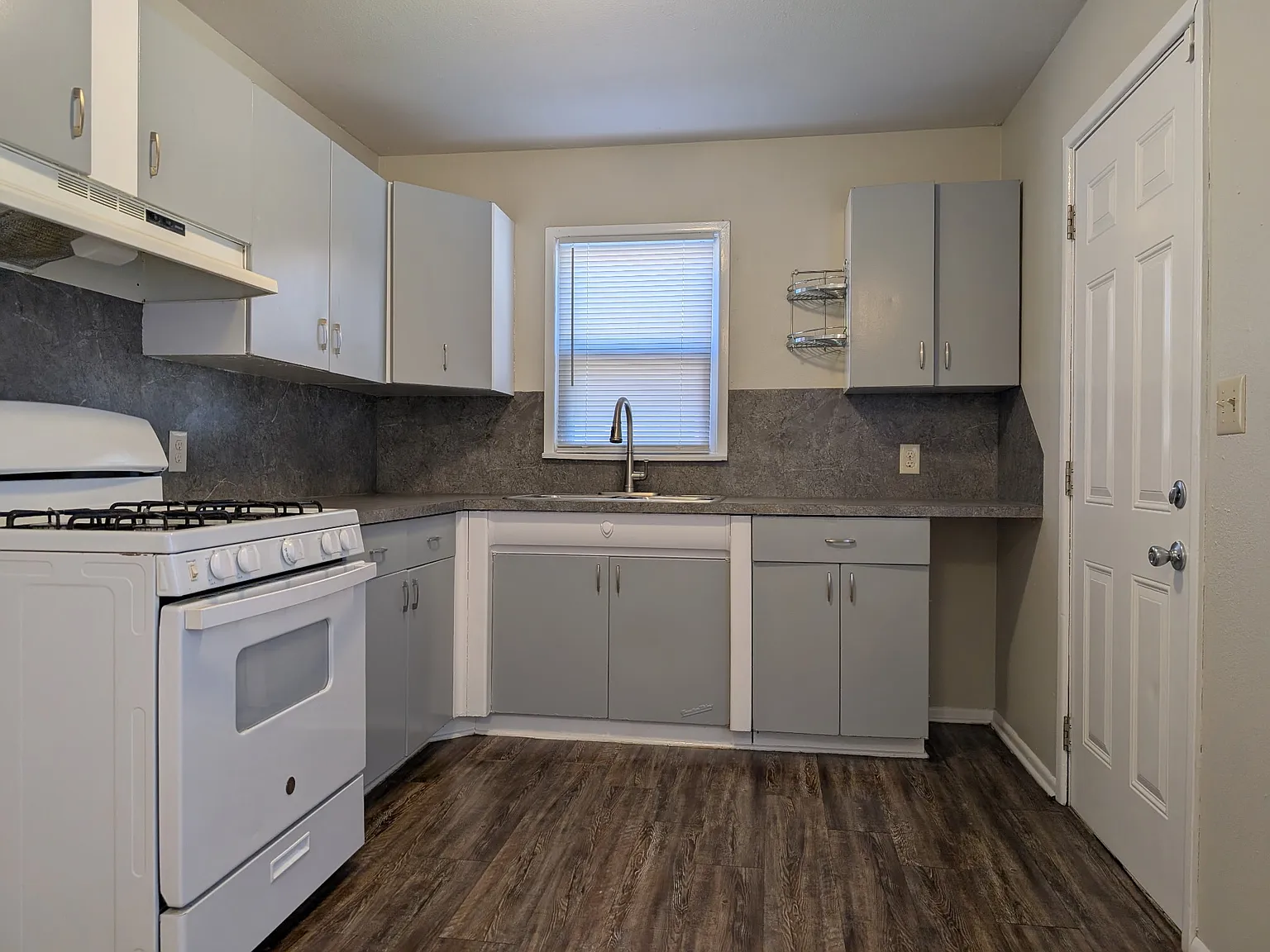 2 bed, 758 sqft, $890 — Photo 2
