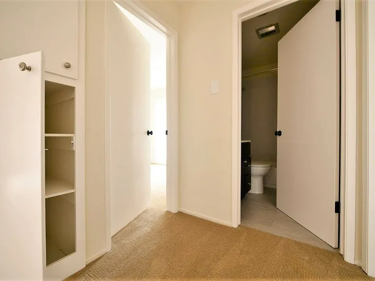 95 Linda Apartments — Photo 10