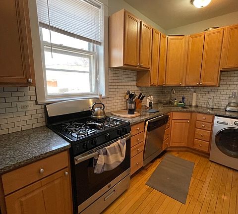 5th image of 1441 W Berteau Ave APT 3R
