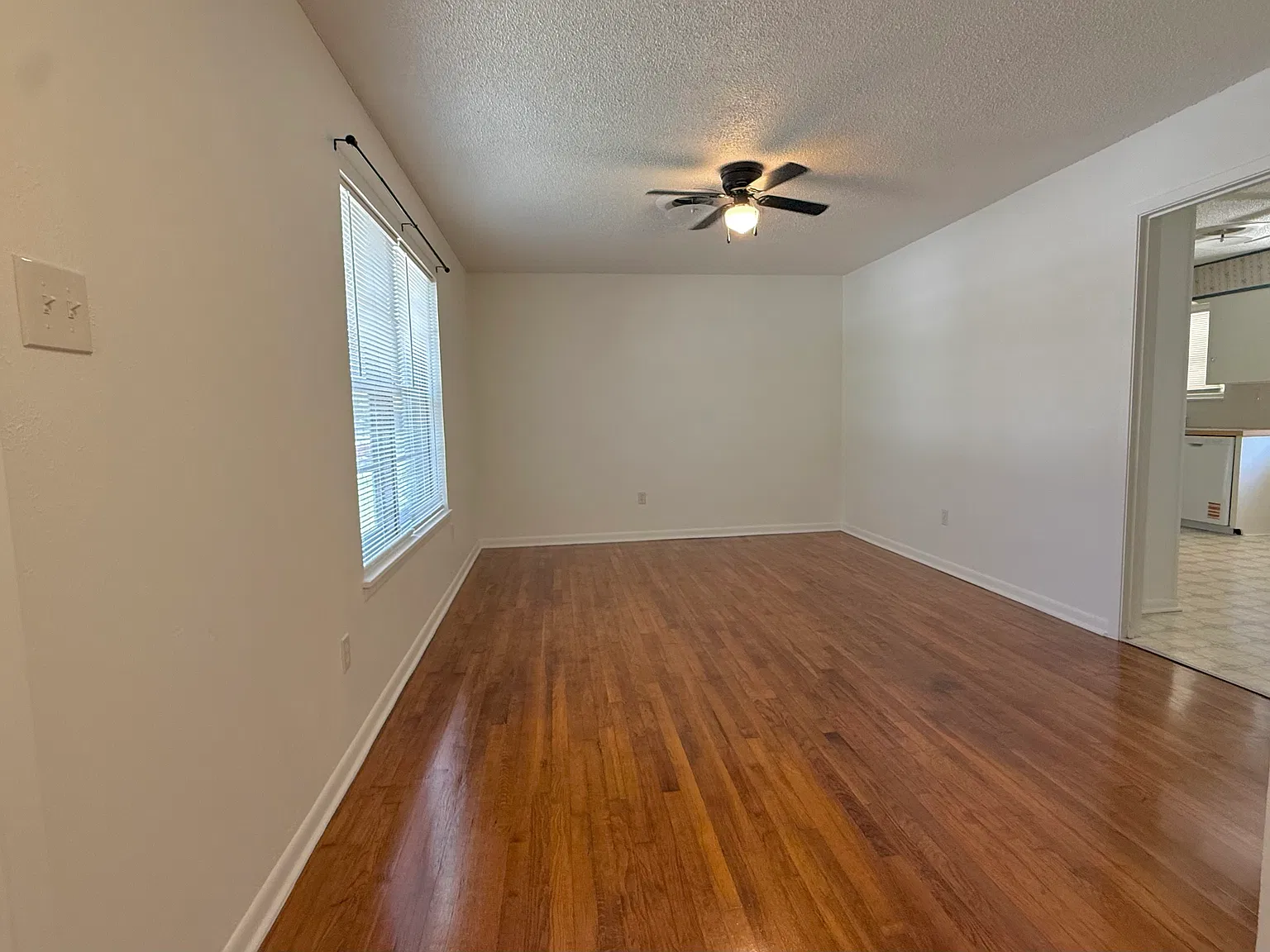 3 Bedroom 1.5 Bathroom with 1415 SQFT — Photo 3
