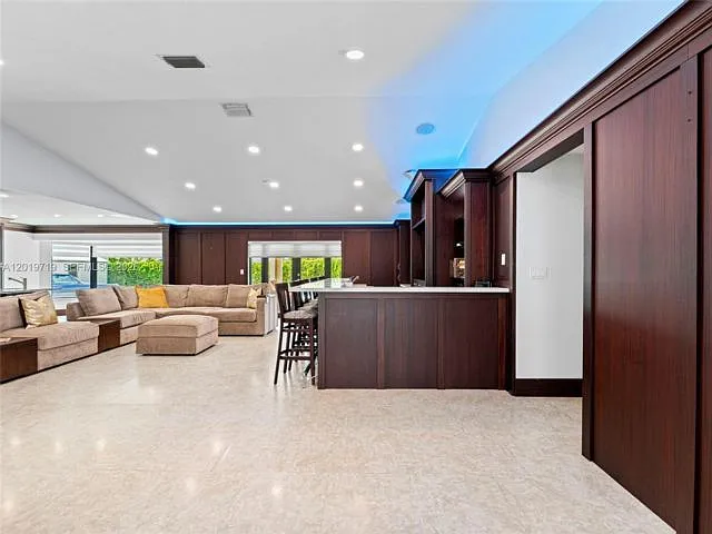 4 bed, 2.0 bath, 2226 sqft, $5,900 — Photo 2
