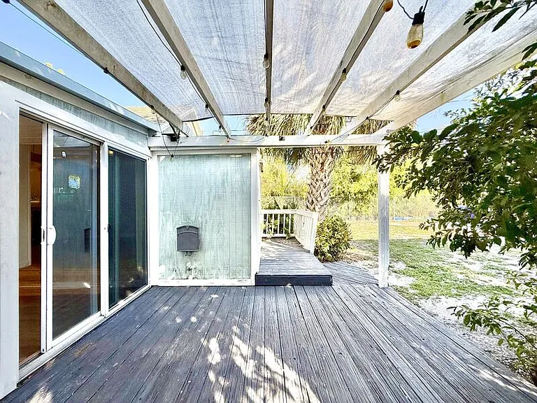 713 Smith St — Photo 48