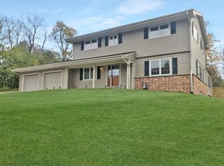 308 Prairie View Dr, North Prairie, WI 53153