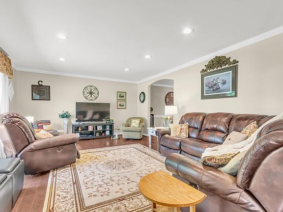 4th image of 10 Seabury Dr