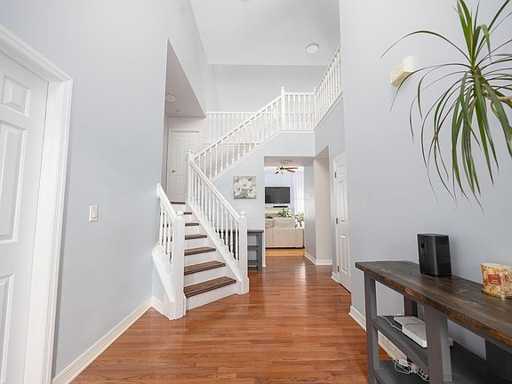 5th image of 90 Catalpa Ct