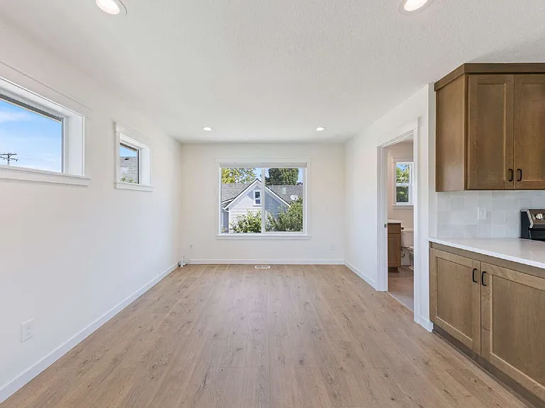 210 NE Ford St — Photo 14