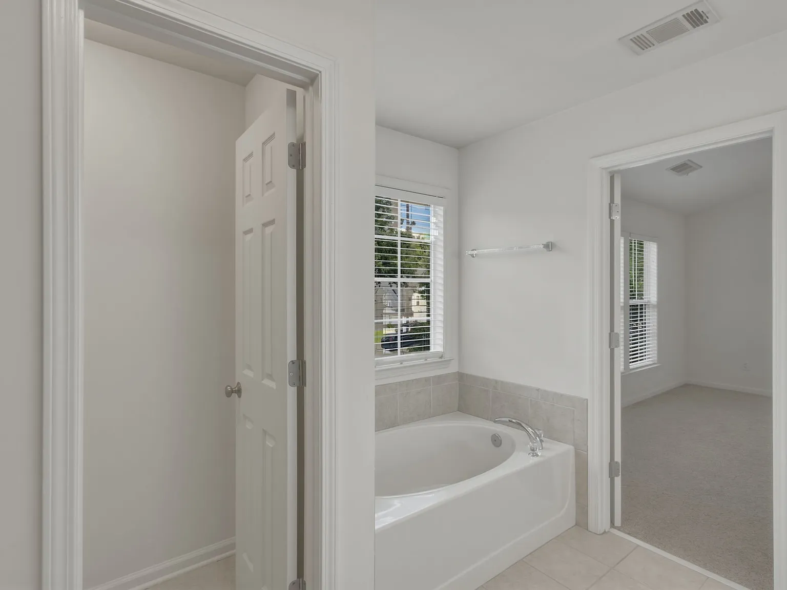 4 bed, 2.5 bath, 1983 sqft, $2,495 — Photo 4