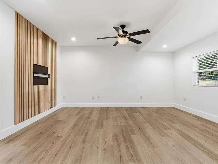 327 Sunny Ln — Photo 12