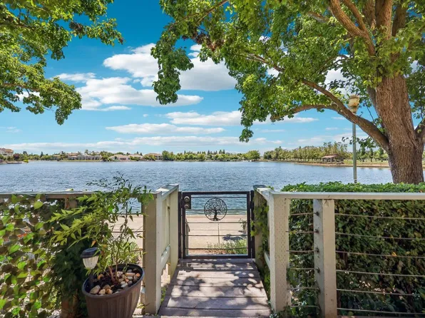 3130 E Laguna Ct, Elk Grove, CA 95758
