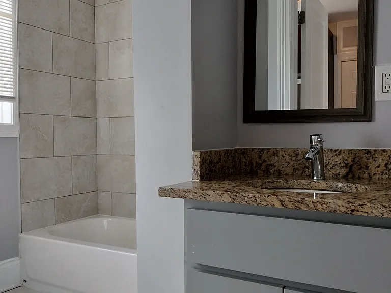 7408 S Eberhart Ave #1R — Photo 10