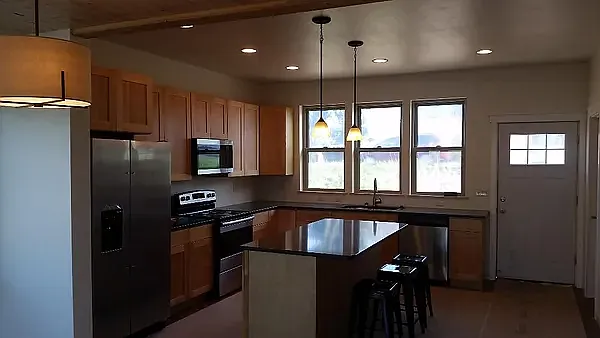3 bed, 2.5 bath, 1550 sqft, $2,400 — Photo 4