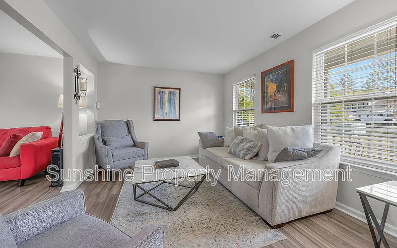 4 bed, 2.5 bath, 2300 sqft, $2,700 — Photo 3