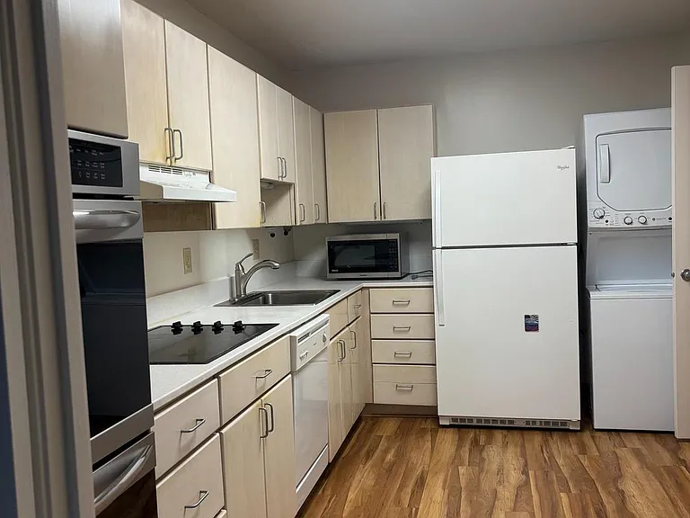 8370 Greensboro Dr #422 — Photo 6