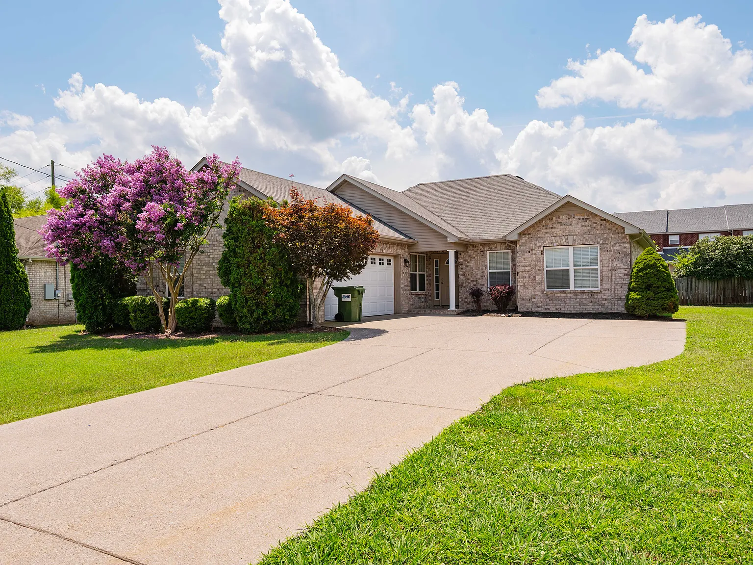 3 bed, 1350 sqft, $2,100 — Photo 3