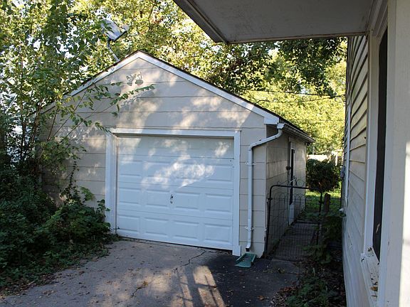 3rd image of 2124 Sloan St