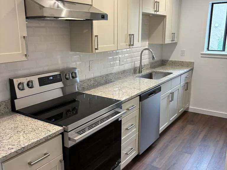 208 Pearl St #I — Photo 7