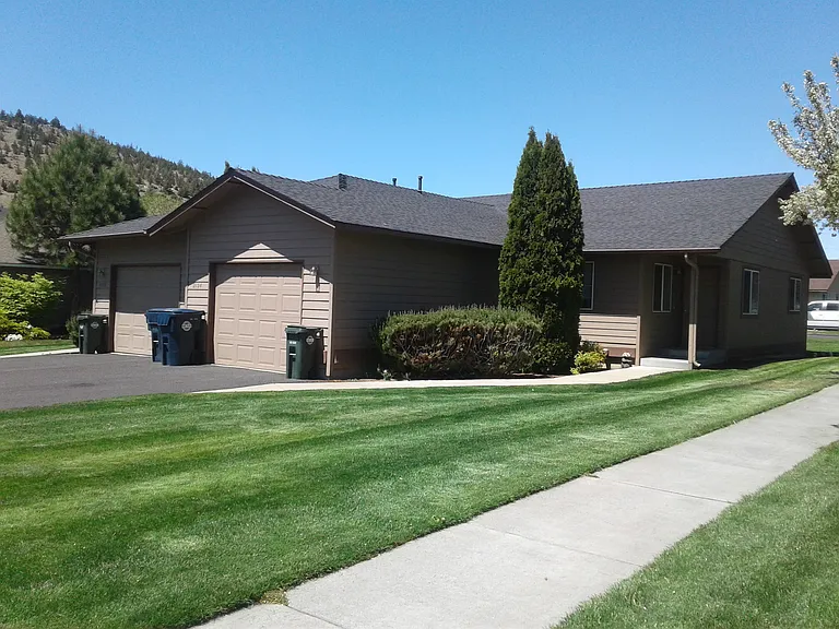 2124 NE Linnea Dr — Photo 1