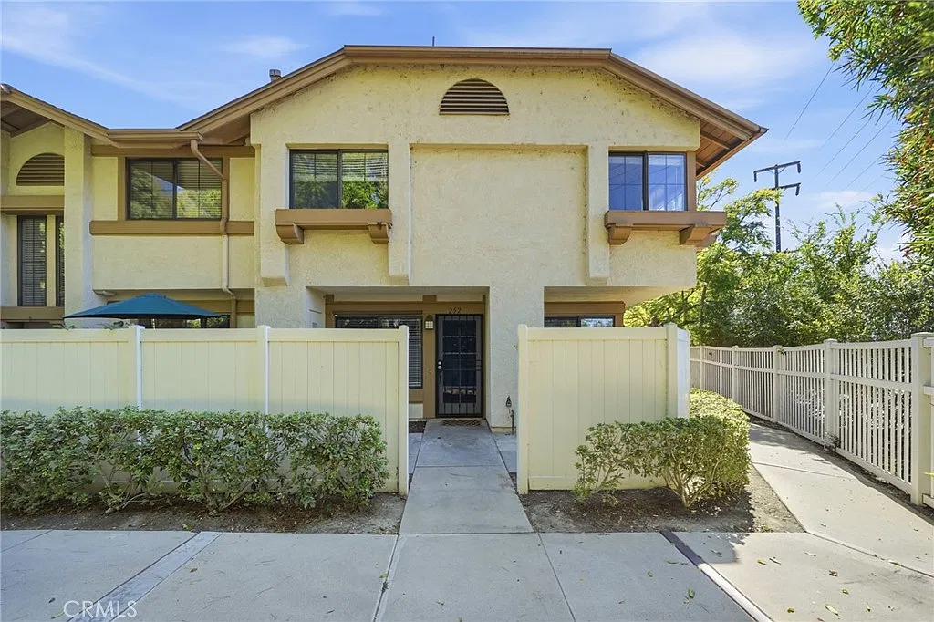 3 bed, 2.5 bath, 1118 sqft, $3,600 — Photo 1