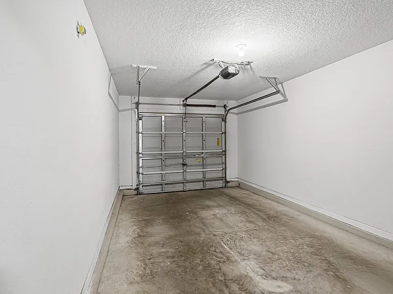 1049 N Black Cherry Dr — Photo 30
