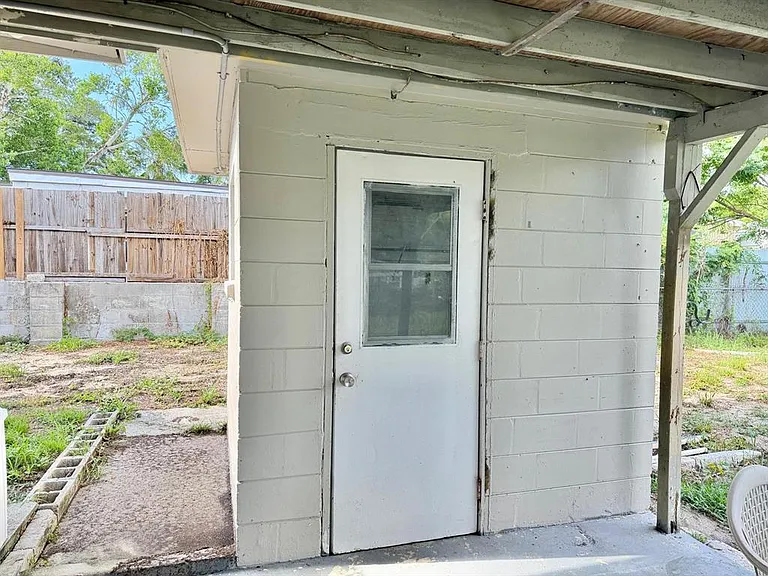7215 James St — Photo 12