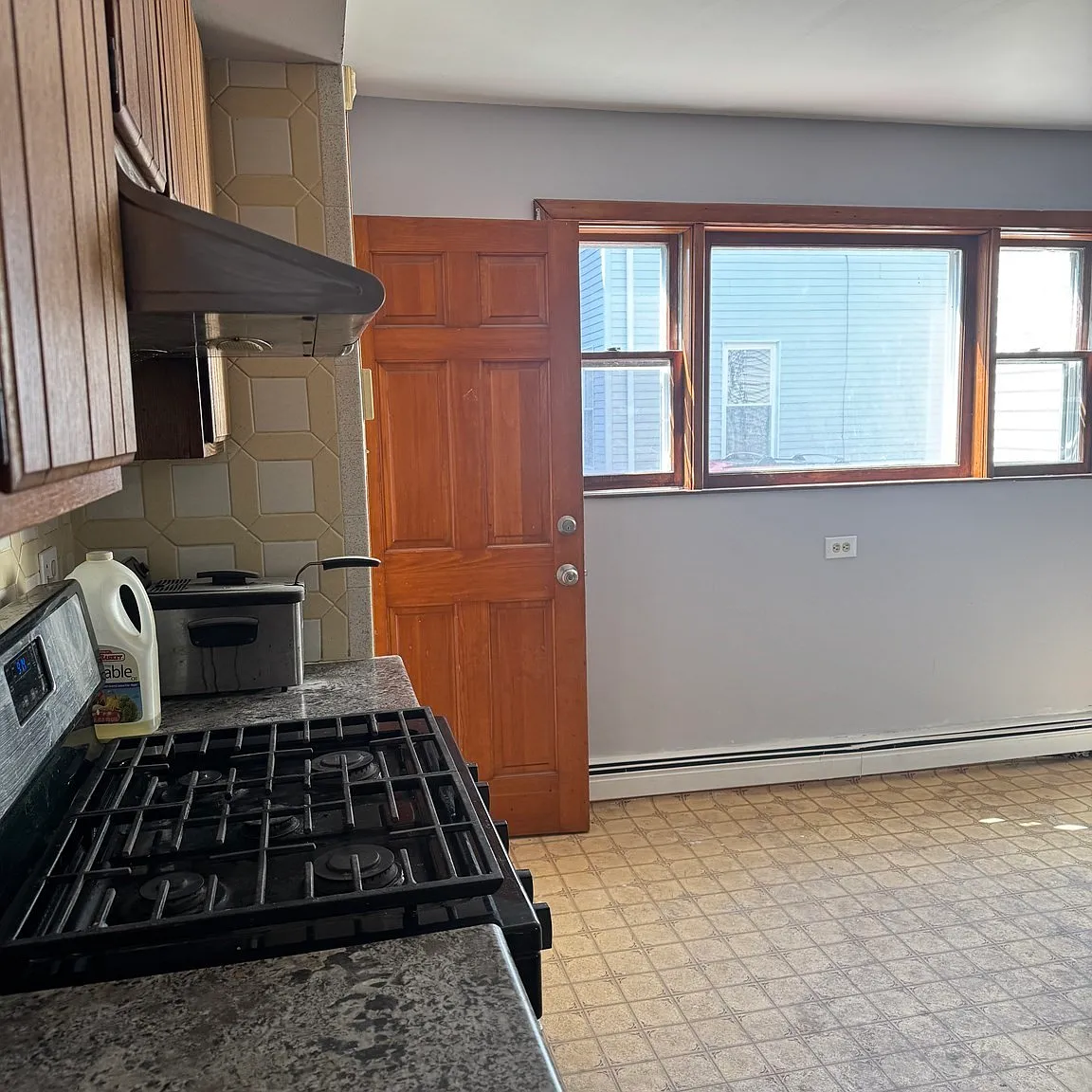 3 bed, 1.0 bath, 1200 sqft, $2,650 — Photo 3