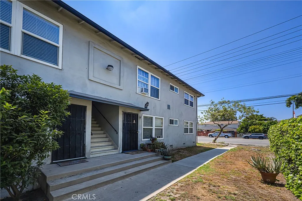 2 bed, 800 sqft, $2,200 — Photo 1